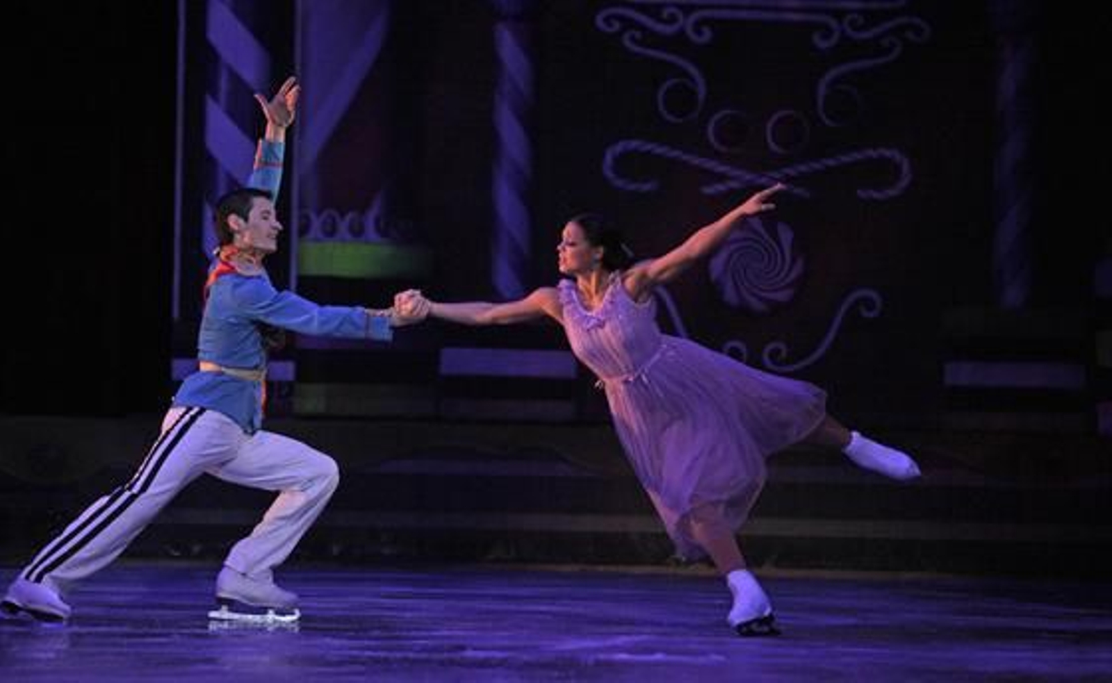 Imagen de 'El cascanueces' sobre el hielo en el Teatro de la Maestranza. / Antonio Pizarro