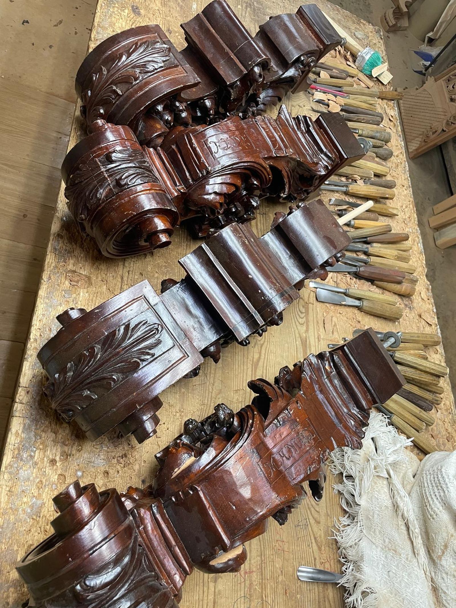 Detalle del antes y el después de las maniguetas restauradas