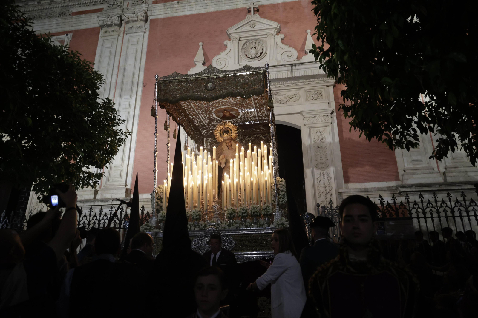 La salida de la Hermandad de el Amor en imágenes