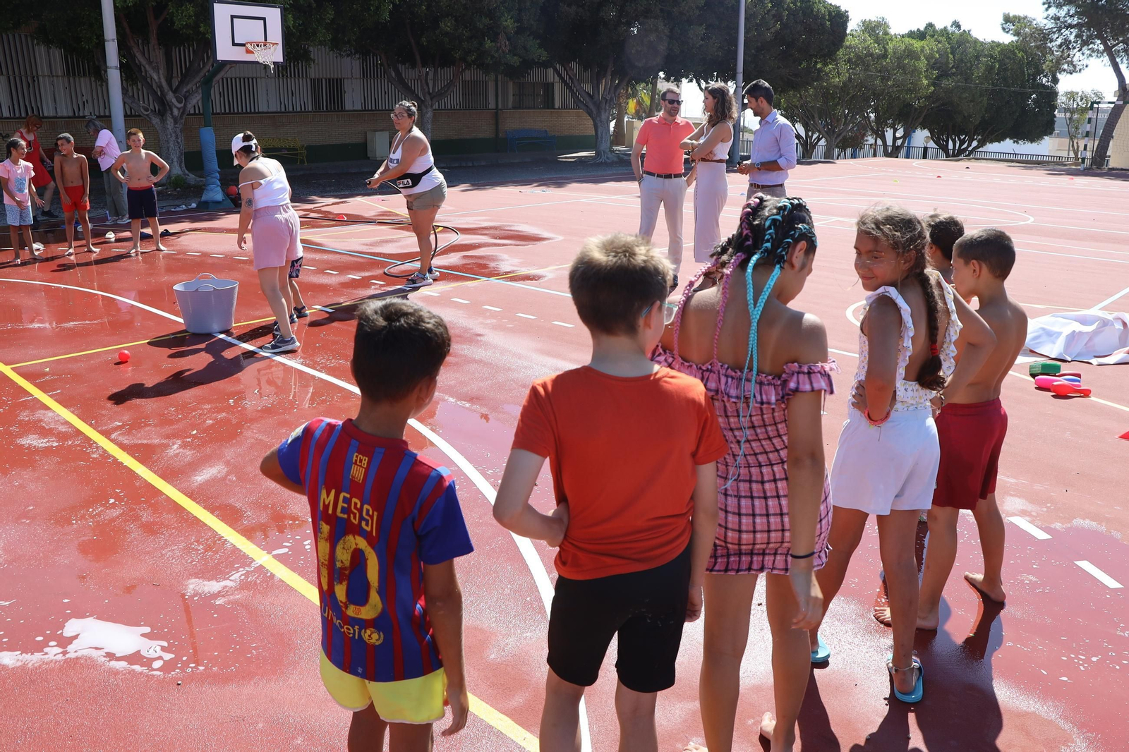 Los niños disfrutan de las actividades.