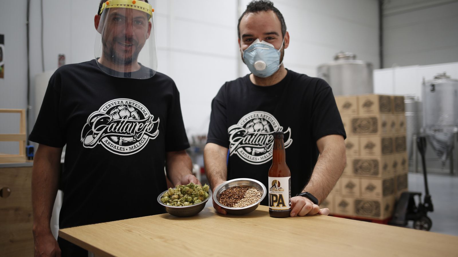 Isidro Paz y Juan Duarte muestra los elementos con los que se elabora su cerveza