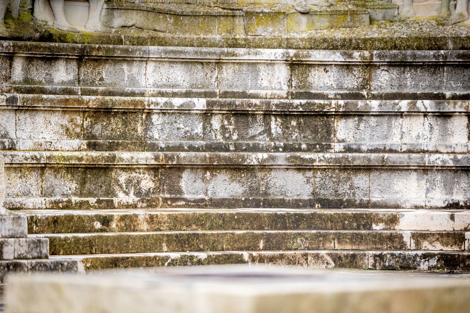 Las imágenes del mal estado de la Plaza de España en Cádiz