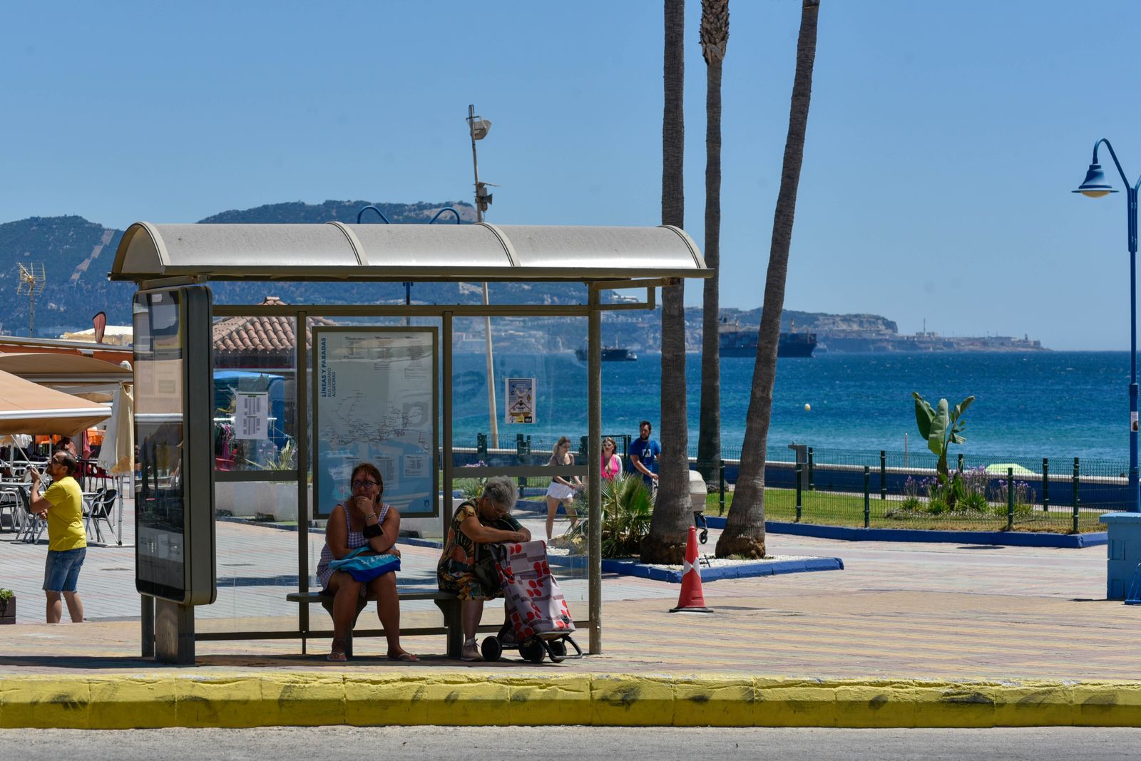 Imagen de archivo de personas esperando el autobús en una de las playas de Cádiz