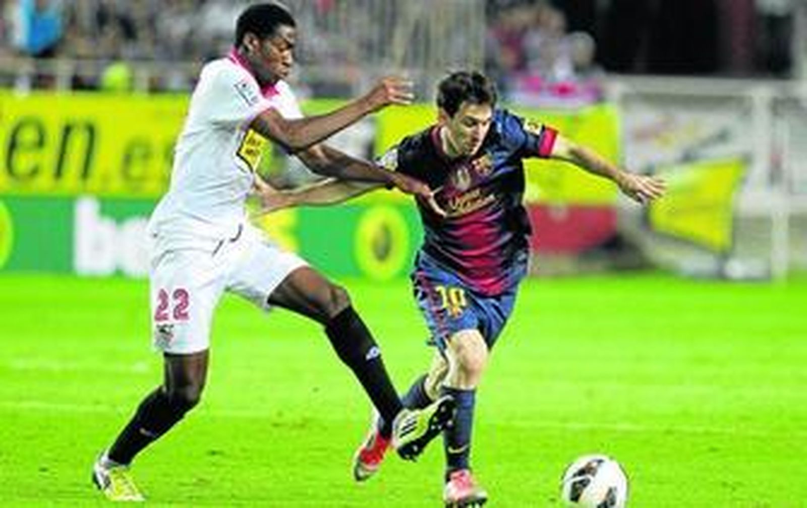 Kondogbia intenta frenar una jugada personal de Messi durante un lance de la segunda mitad del partido disputado en el Sánchez-Pizjuán.