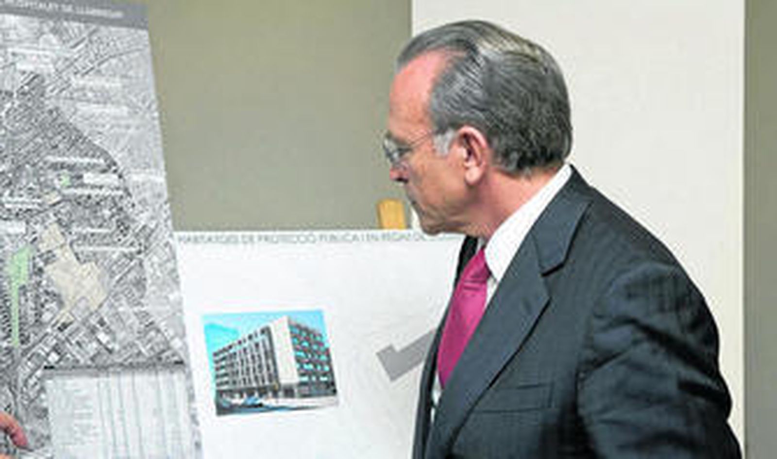 Isidro Fainé consulta los planos de las viviendas sociales.