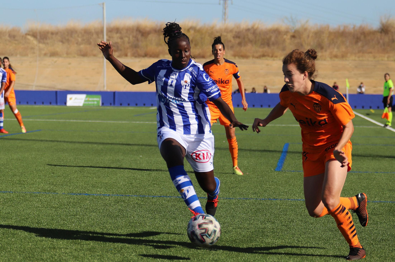 Fatou Kanteh presiona a una jugadora del Valencia en el choque disputado en La Orden.
