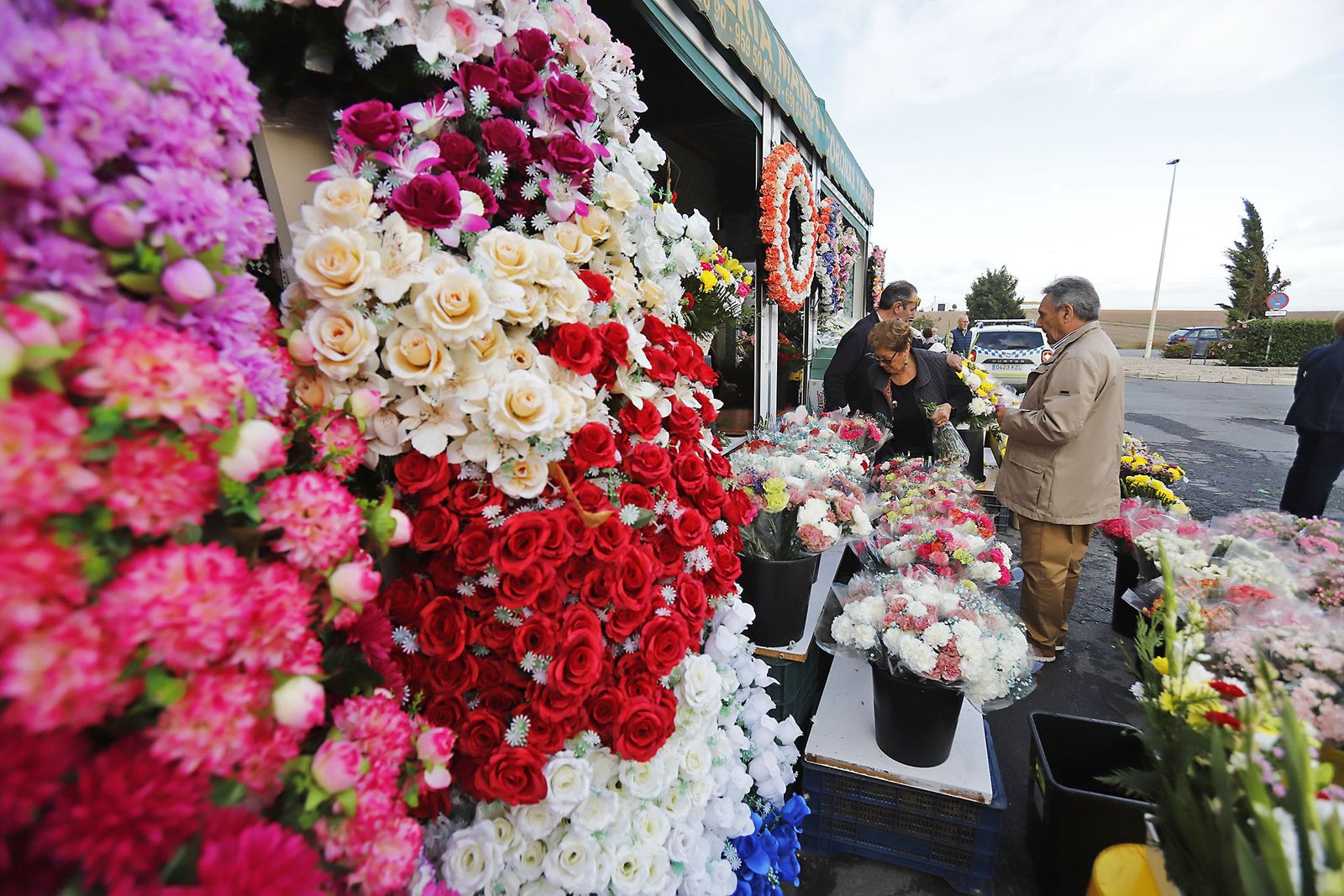 Imágenes del Día de Todos los Santos en el cementerio de la Soledad de Huelva