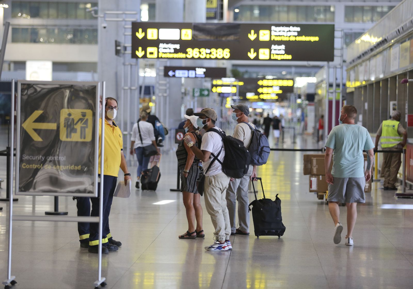 Varias personas en el aeropuerto de Málaga.