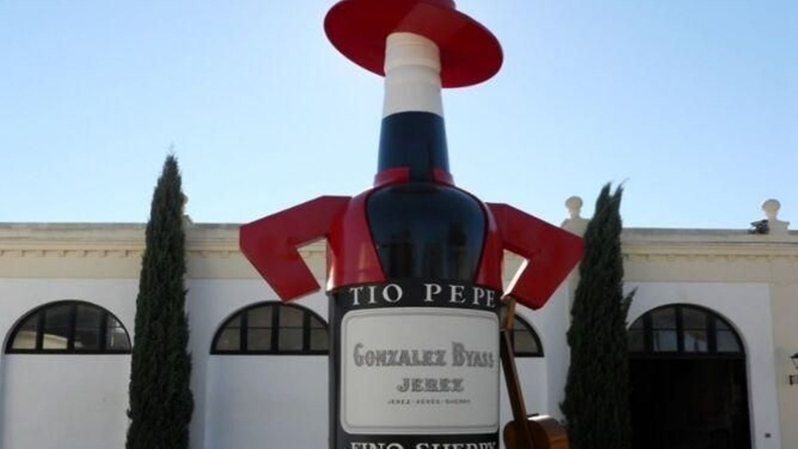 Botella de Tío Pepe, símbolo de González Byass, en el interior de las bodegas. Botella de Tío Pepe, símbolo de González Byass, en el interior de las bodegas.