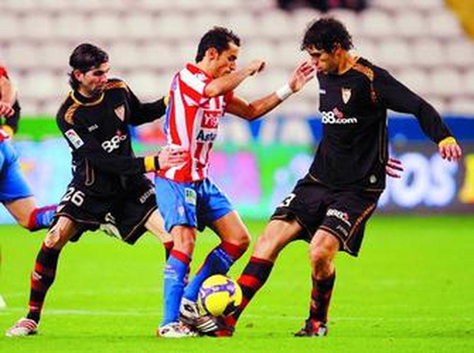 Crespo y Fazio presionan al sportinguista Diego Castro.