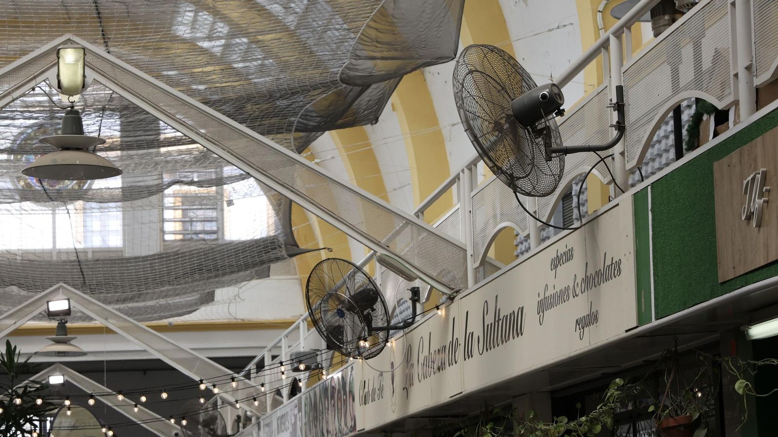 El mercado sobrevive a base de ventiladores en verano El mercado sobrevive a base de ventiladores en verano