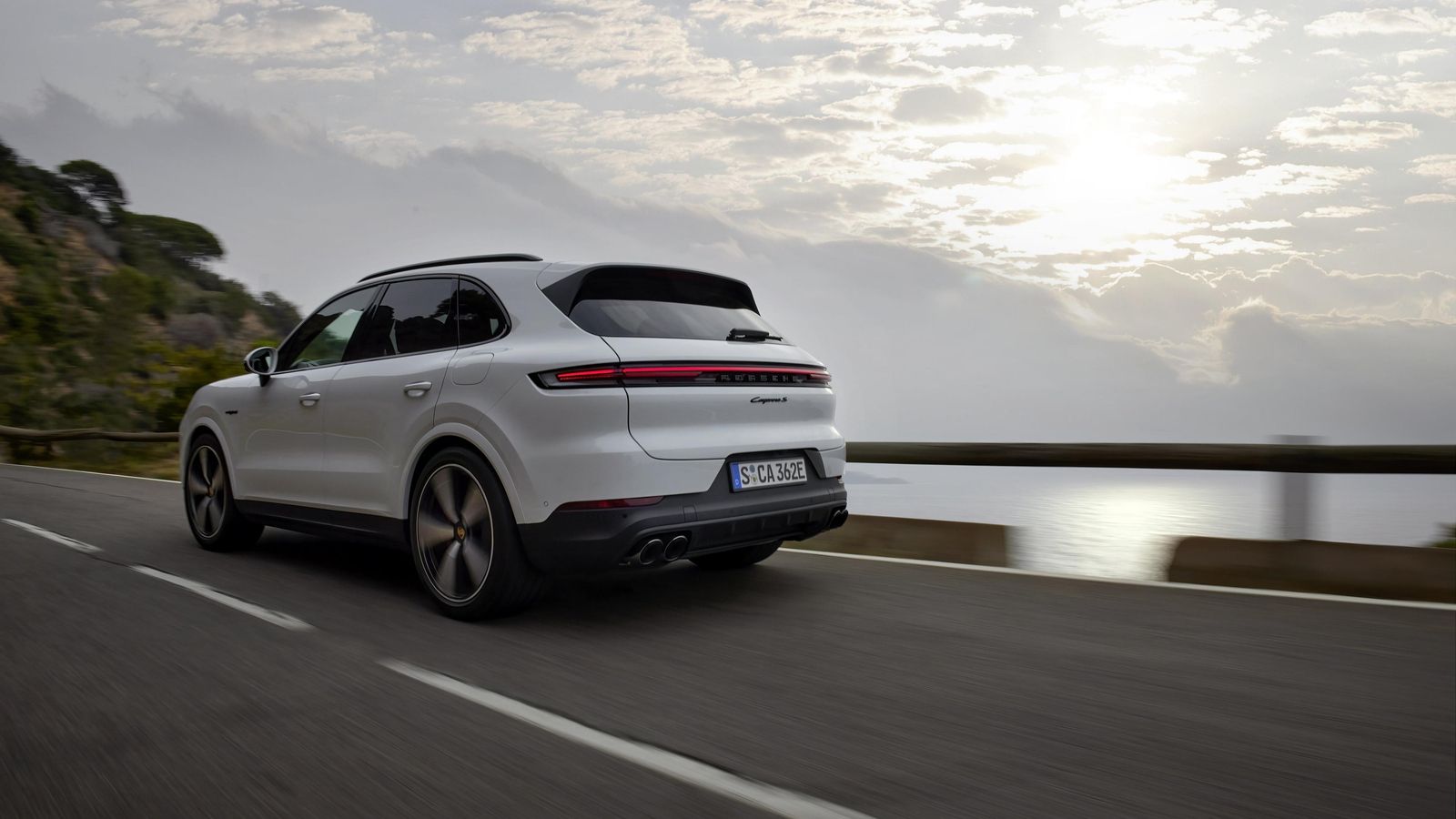La mejorada suspensión neumática forma parte del equipo de serie del Cayenne S E-Hybrid.
