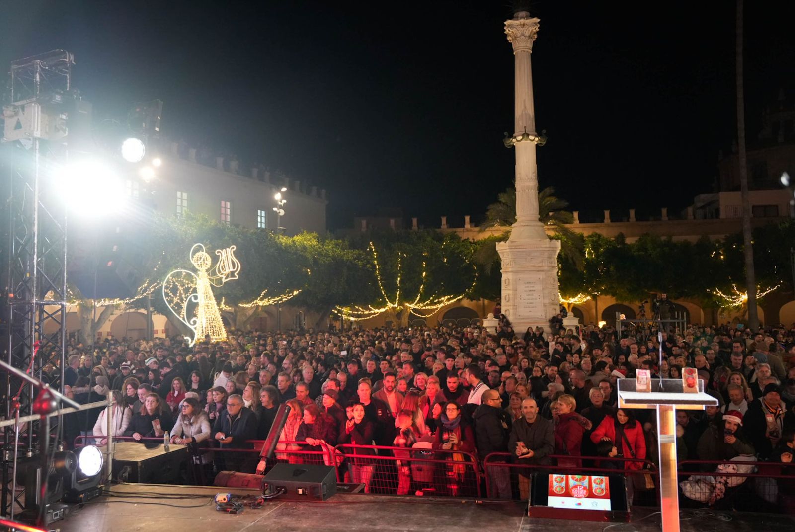 Almería despide con los 12 tomates cherry de la suerte el año 2025