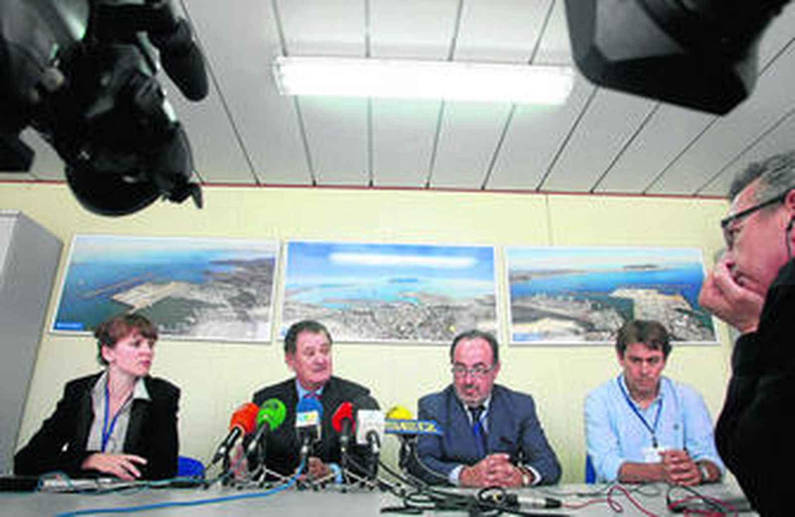 Maribel Grau, Fernando González, Antonio Nuño y Oscar Pernía, de TTIA, durante la rueda de prensa ofrecida ayer en la terminal.