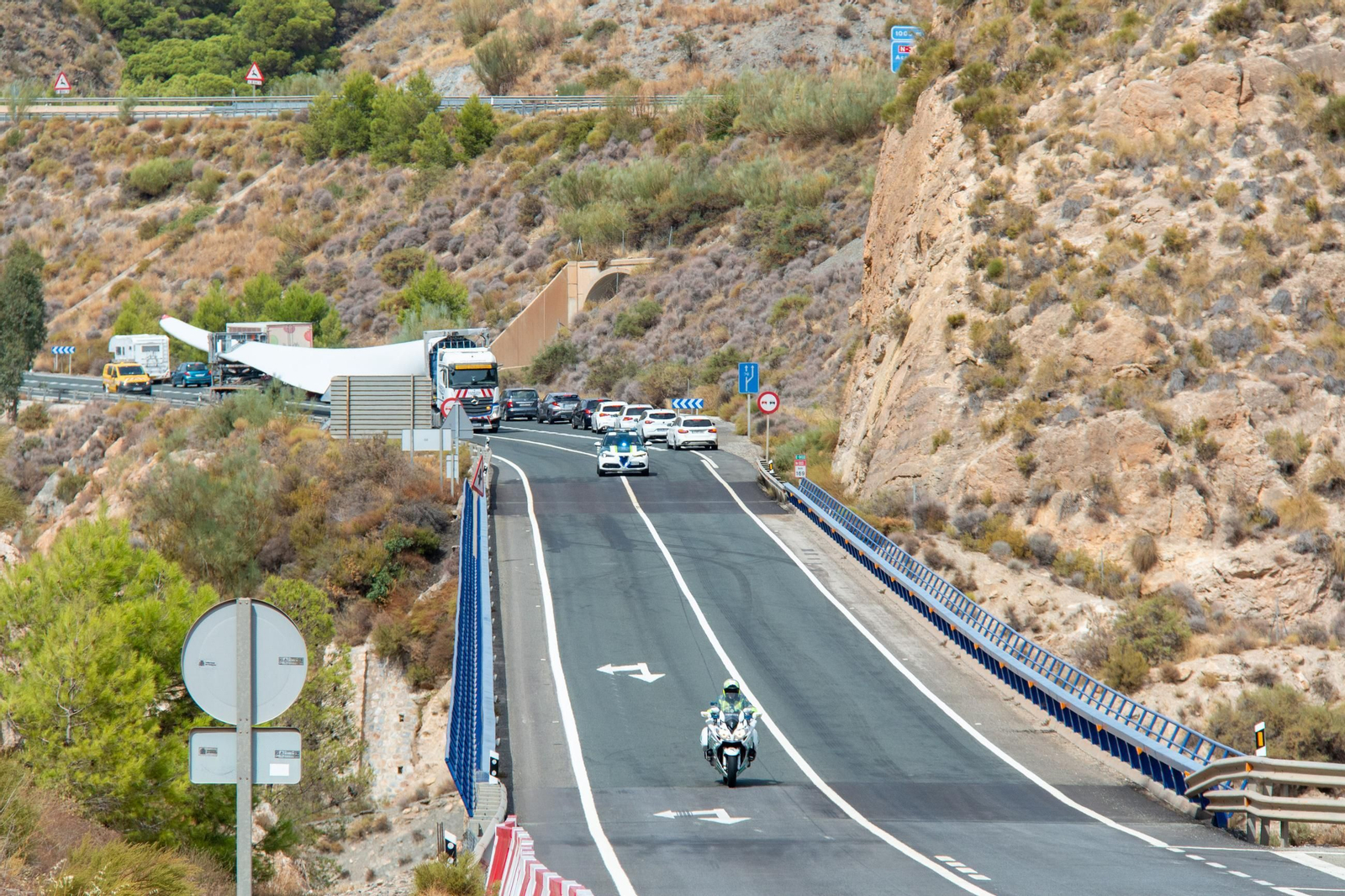 Operación especial de la Guardia Civil de Tráfico para transportar las palas eólicas al puerto de Motril