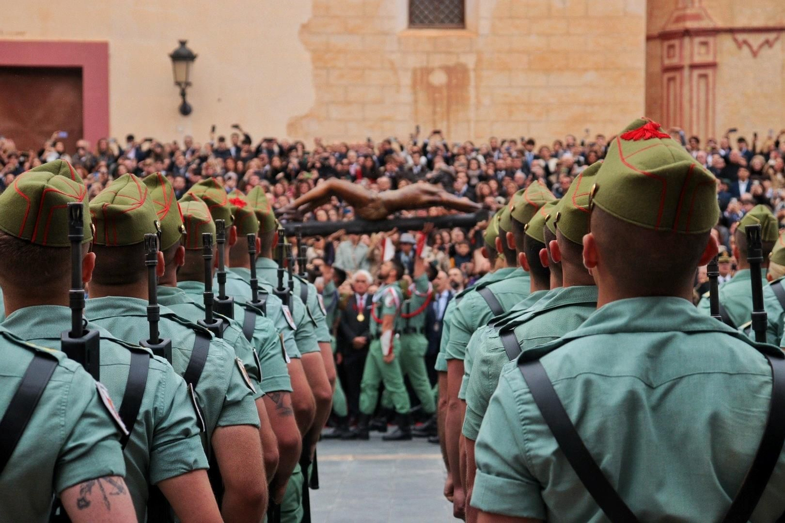 Las fotos de la Legión en el traslado del Cristo de Mena en Málaga este Jueves Santo Las fotos de la Legión en el traslado del Cristo de Mena en Málaga este Jueves Santo