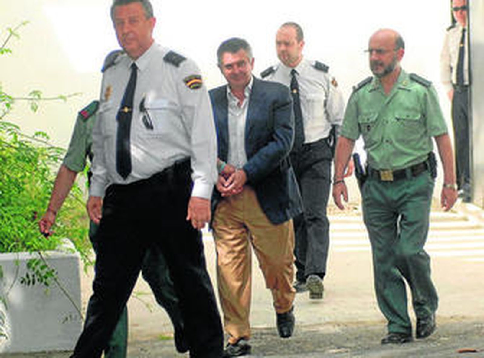 Juan Antonio Roca durante un traslado judicial poco después de ser detenido en 2006.