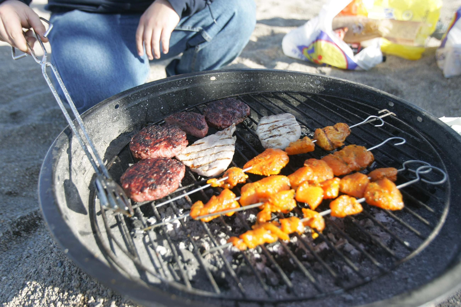 Sigue prohibido hacer barbacoas en el campo, incluso en áreas recreativas.