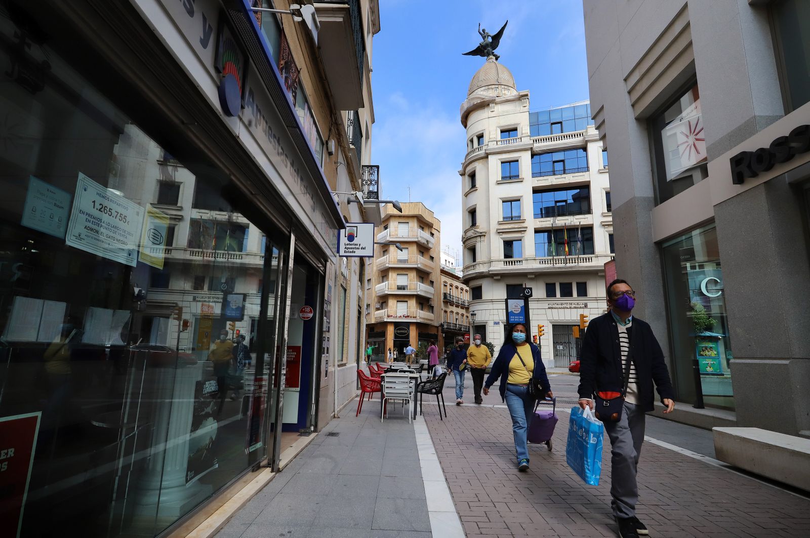 Ambiente en una calle del centro de la capital onubense.