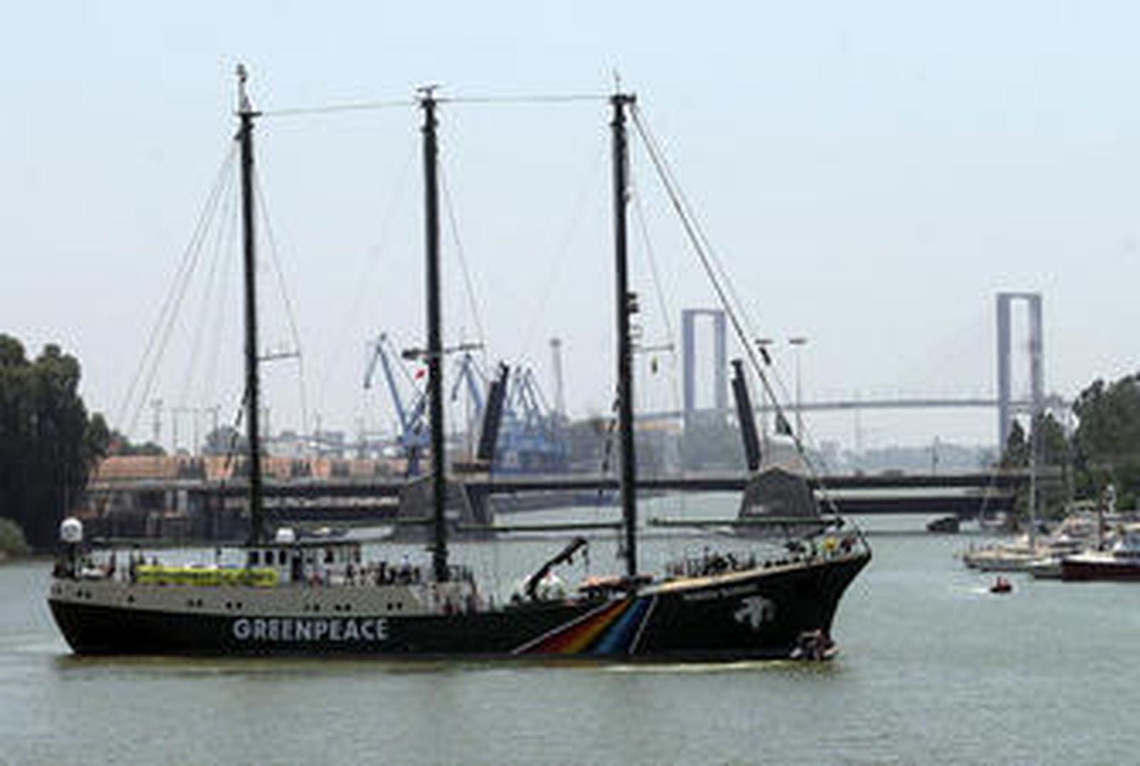 El Rainbow Warrior de Greenpeace llegando a Sevilla.