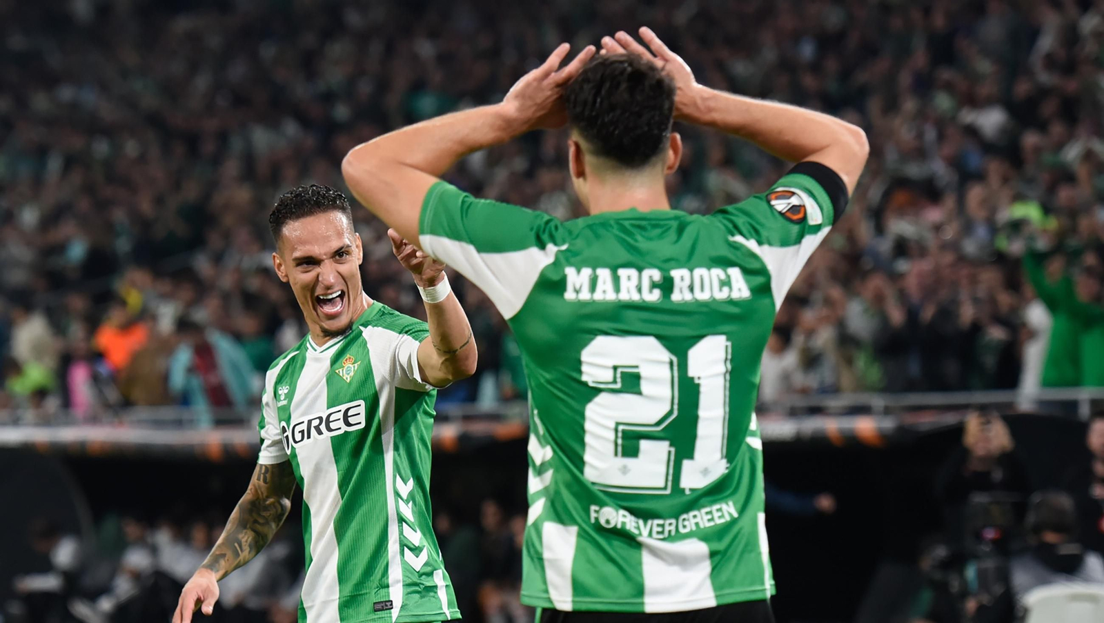 Marc Roca recibe la felicitación de Antony tras su excepcional pase en el 2-0.
