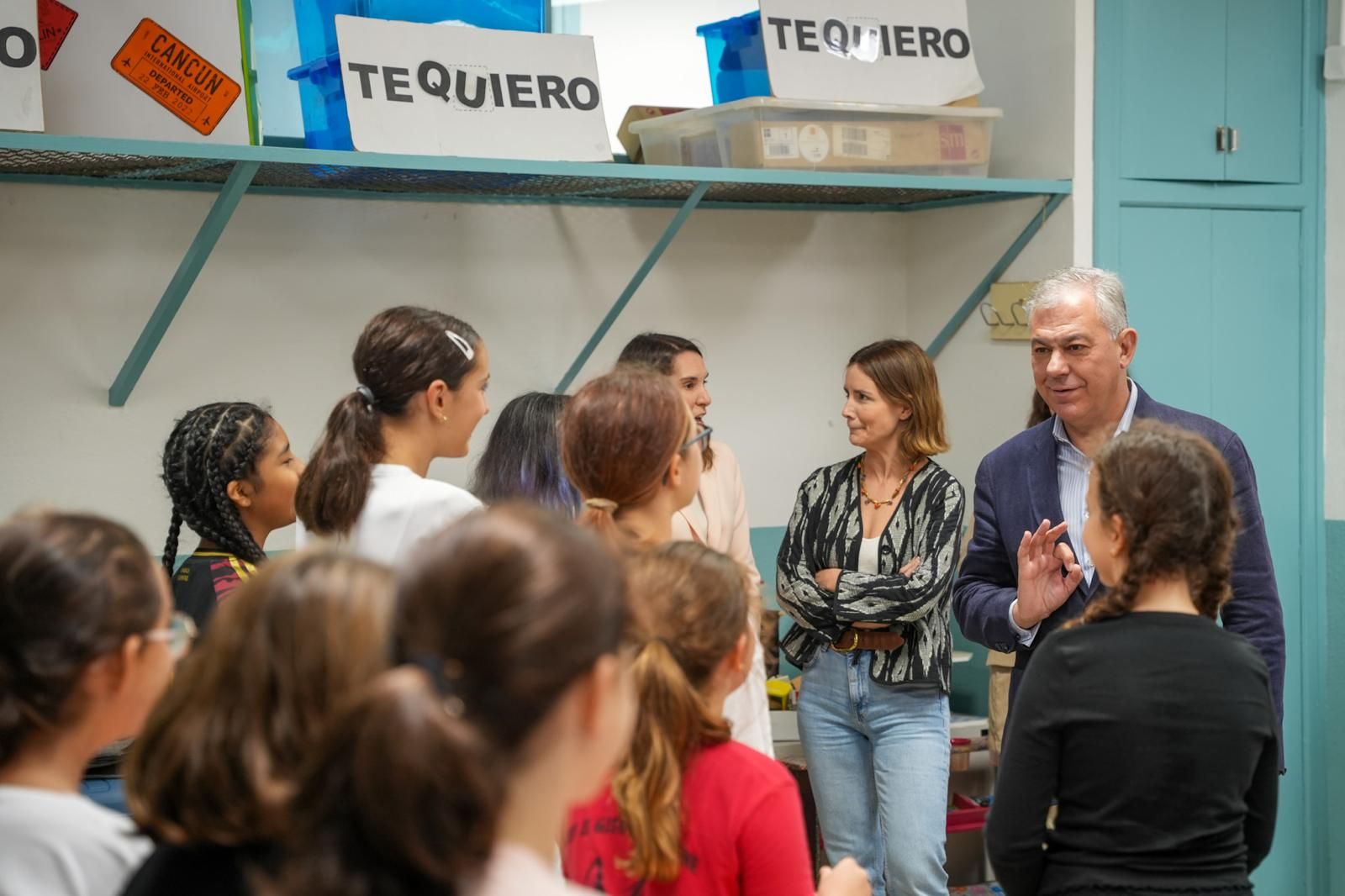 El alcalde, José Luis Sanz, y la delegada de Educación, Blanca Gastalver, en el CEIP Julio Coloma.