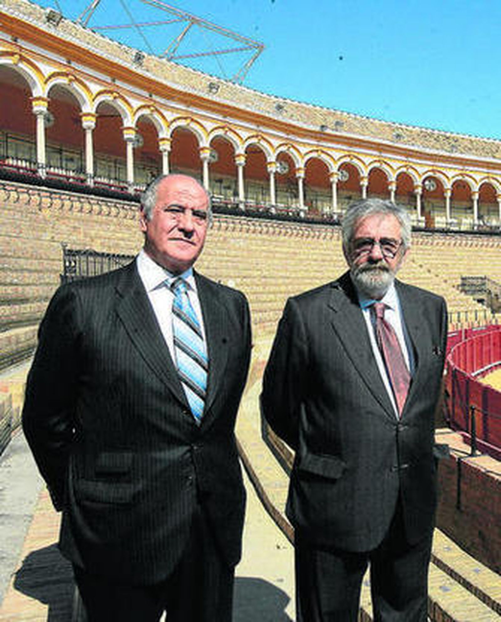 Ramón Valencia y Eduardo Canorea, en el tendido de la Maestranza.