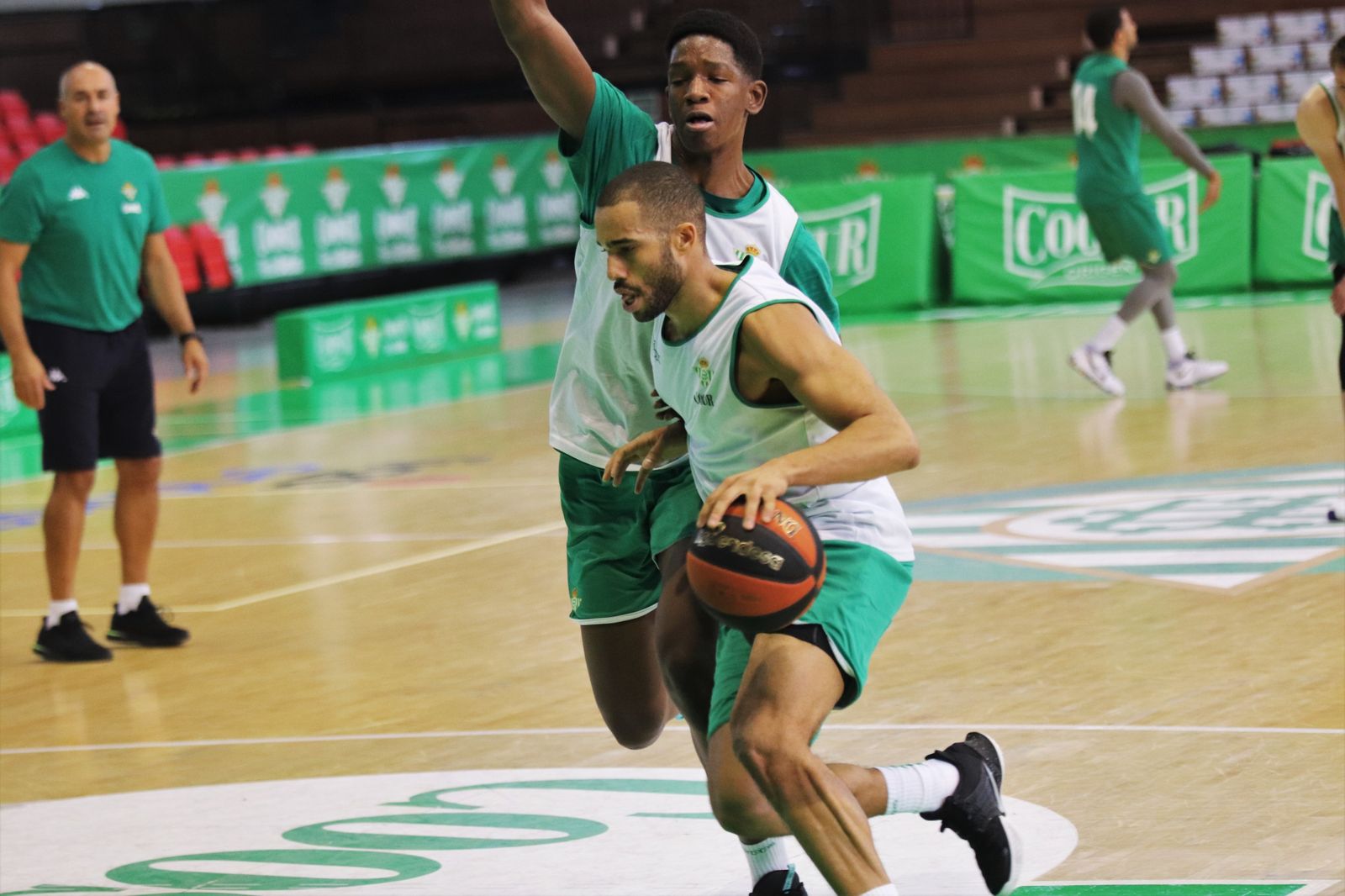 Mike Torres trata de dejar atrás la defensa del canterano Magassa.