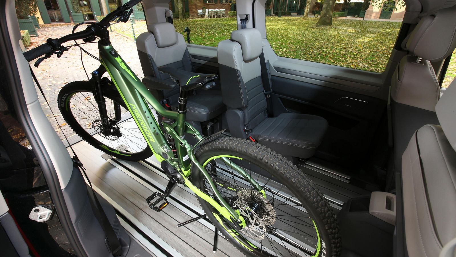 Extraer los asientos traseros para, por ejemplo, llevar objetos voluminosos en el interior es ahora más fácil al reducirse su peso.