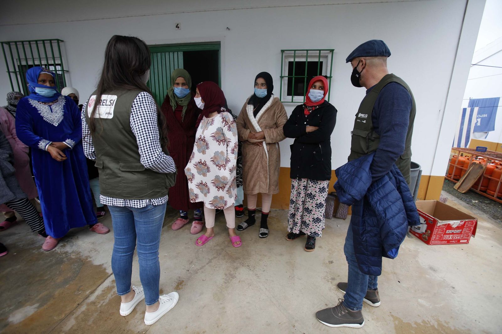 Consultores de integración del Prelsi visitan a un grupo de mujeres en una finca del Condado