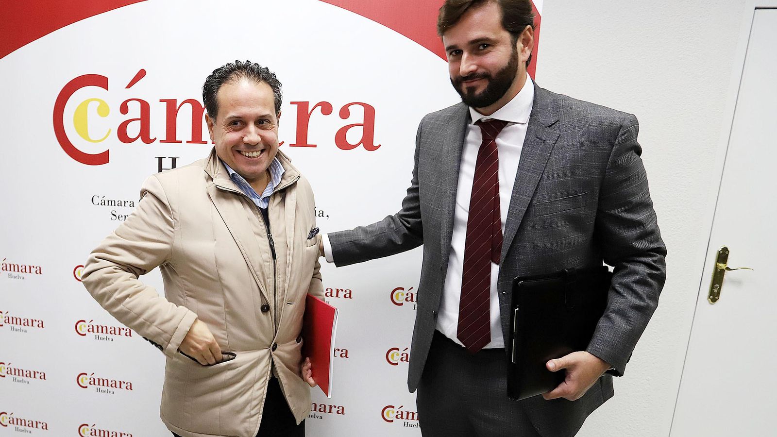 Rafael Acevedo (i) acudió a felicitar a Daniel Toscano a la conclusión del pleno.