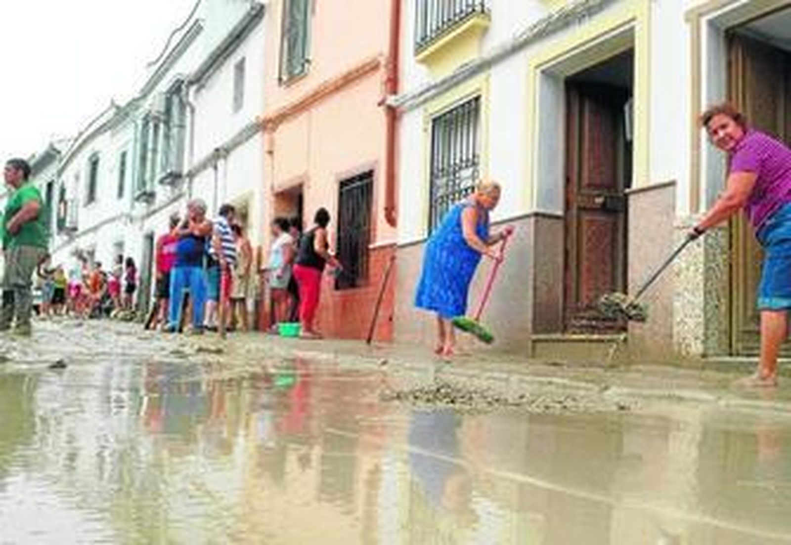 Los vecinos de Aguilar se afanan en la limpieza de sus viviendas.