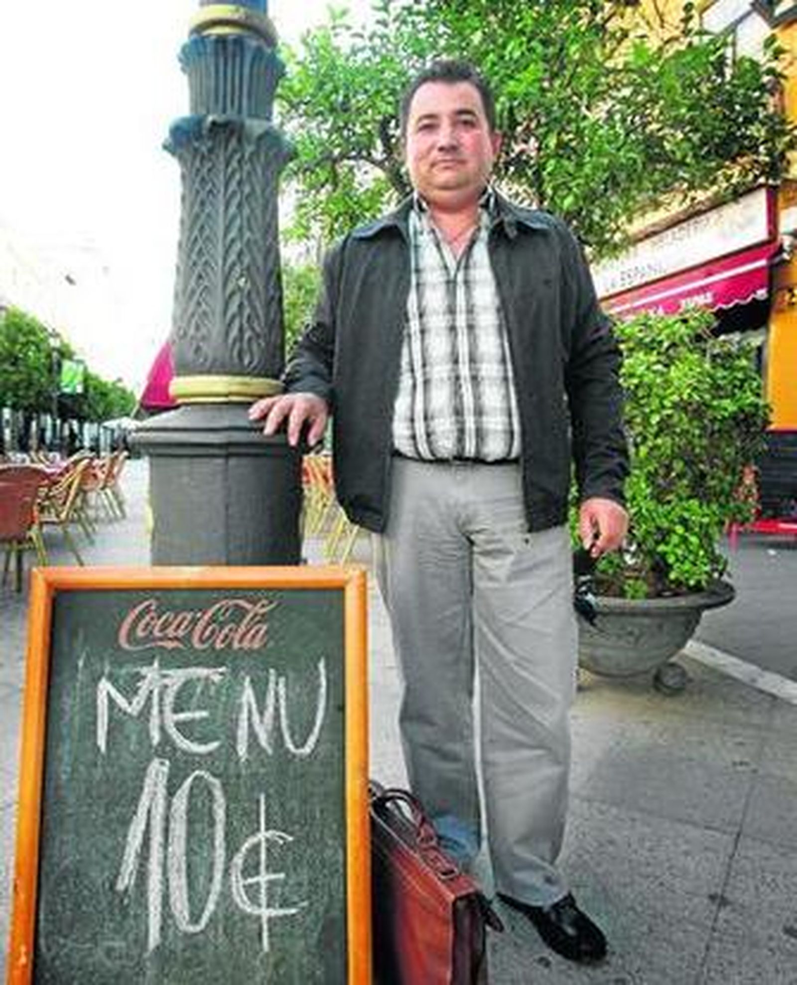 Grimaldi posa en la calle Larga, tras la entrevista.