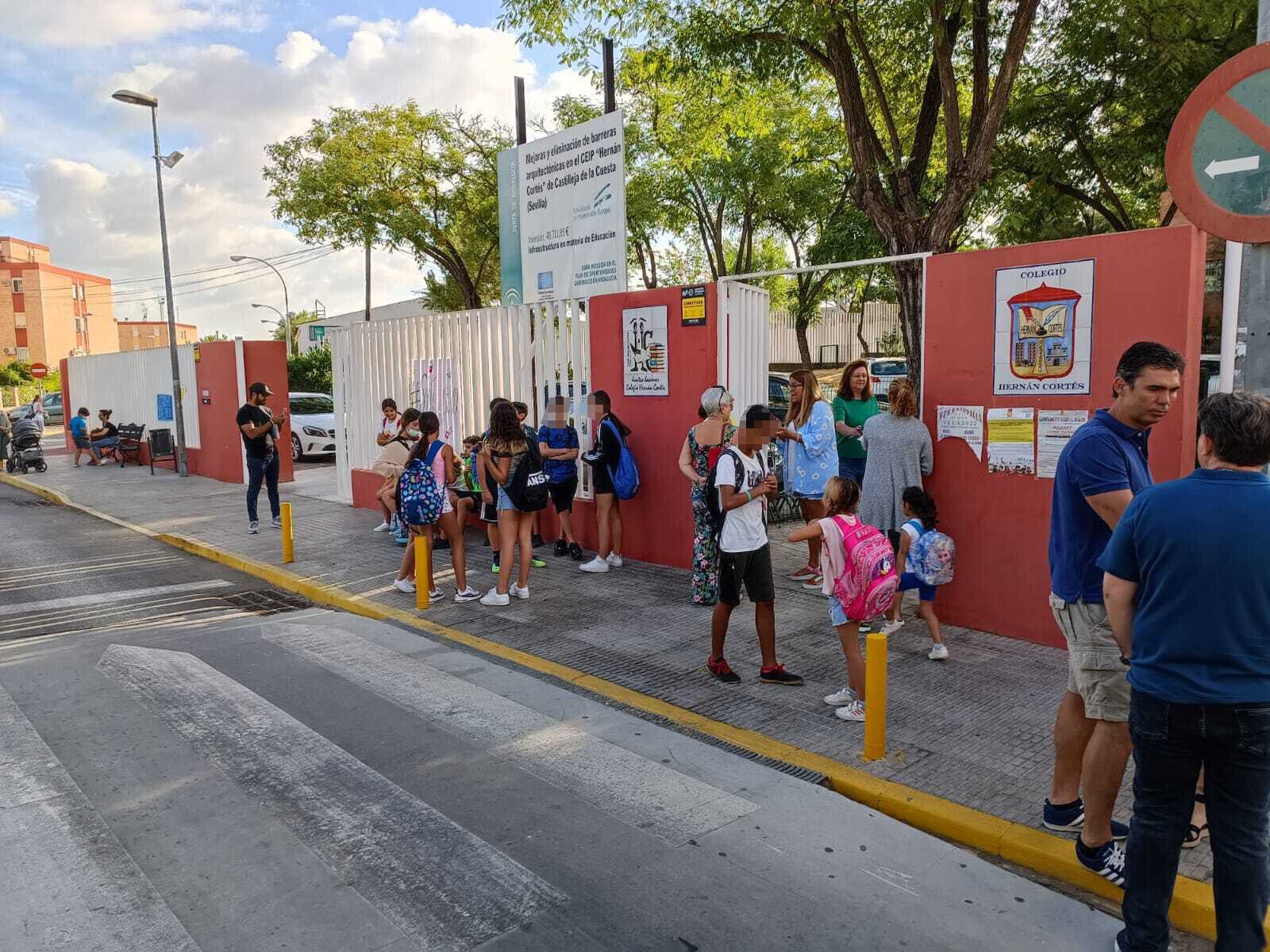 Padres y alumnos a las puertas del CEIP Hernán Cortes.