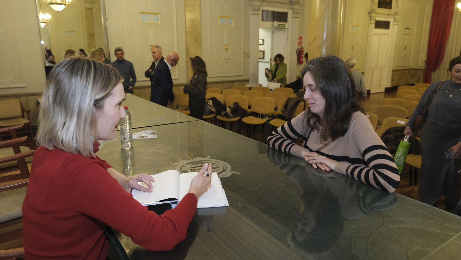 Imágenes del Diario de los Libros con la finalista del Premio Planeta 2024, Beatriz Serrano