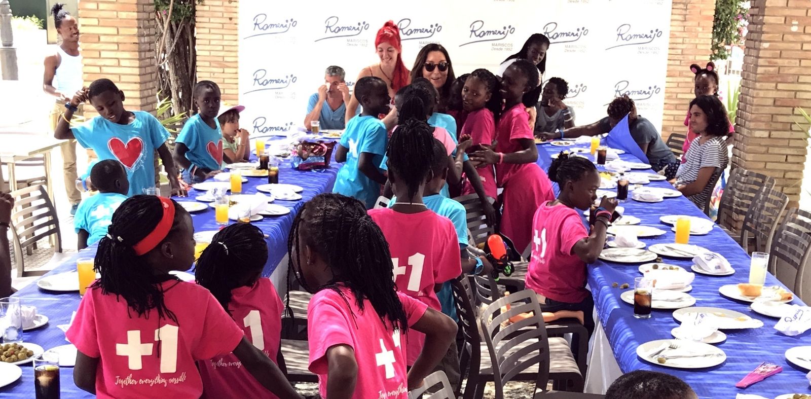 Los ritmos africanos del Coro Safari retumban en la Bodega de Osborne