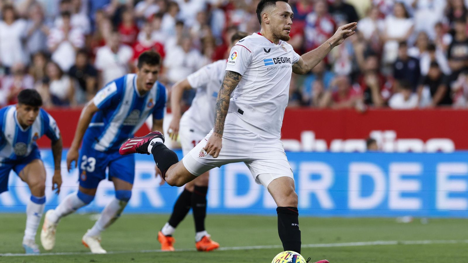 Ocampos marca de penalti en la remontada del Sevilla ante el Espanyol en la pasada campaña.
