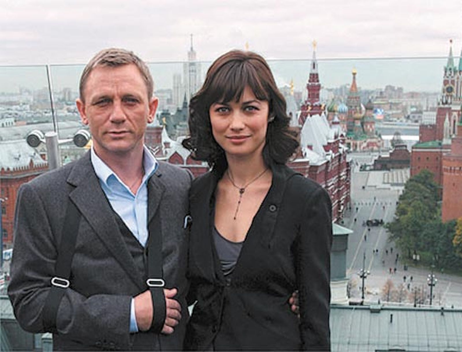 El Agente 007 posa junto a su pareja frente al Kremlin