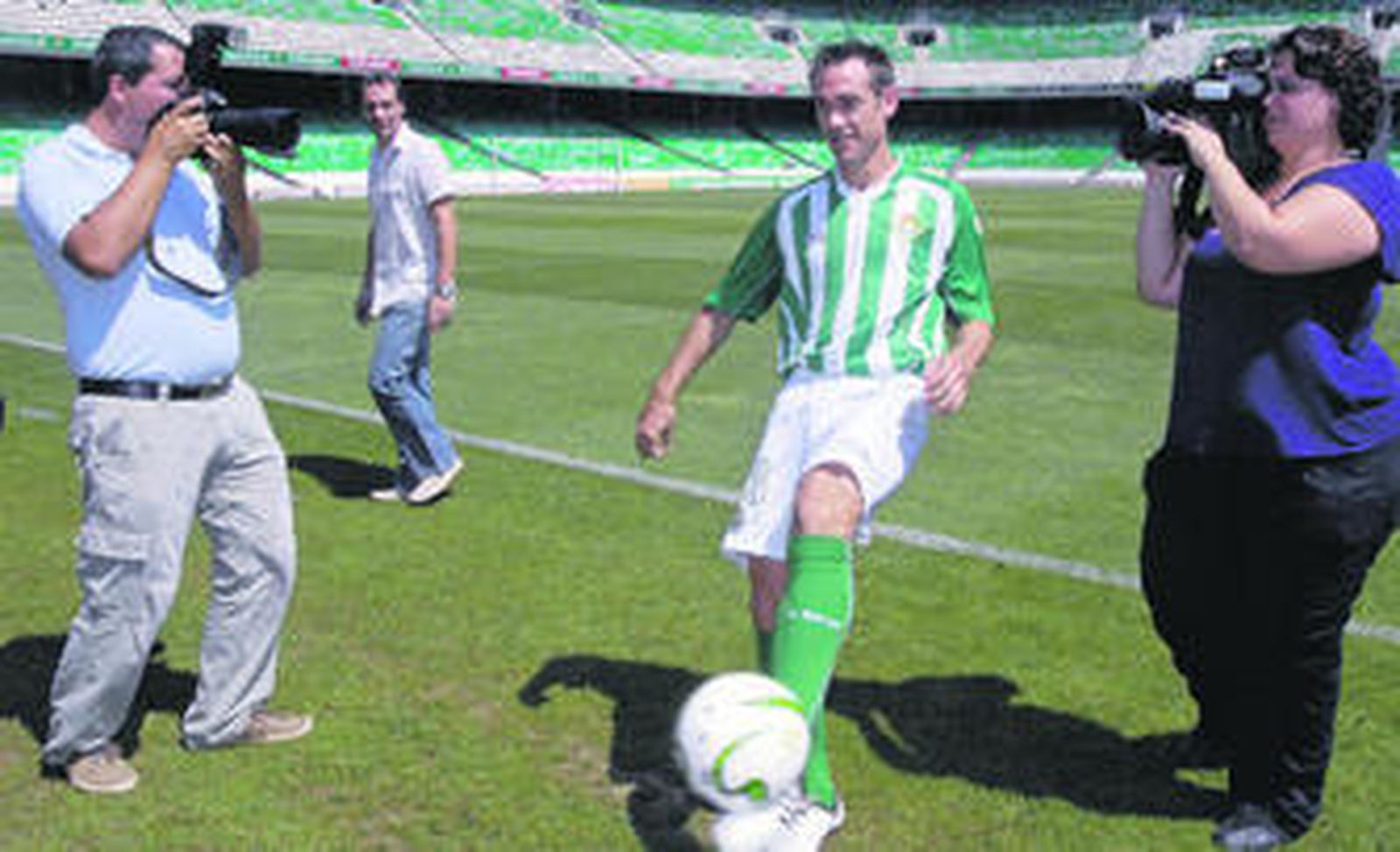 Nacho golpea el balón durante su presentación.