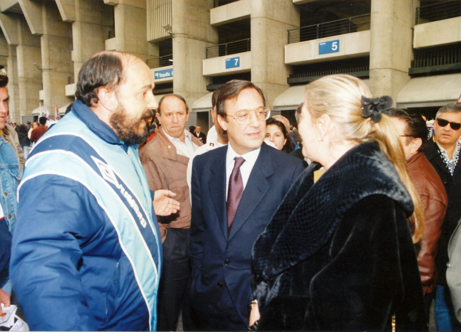 Florentino Pérez y 'Pitina', su esposa, con José María Asprón junto al Bernabéu el día del Madrid-Odense.