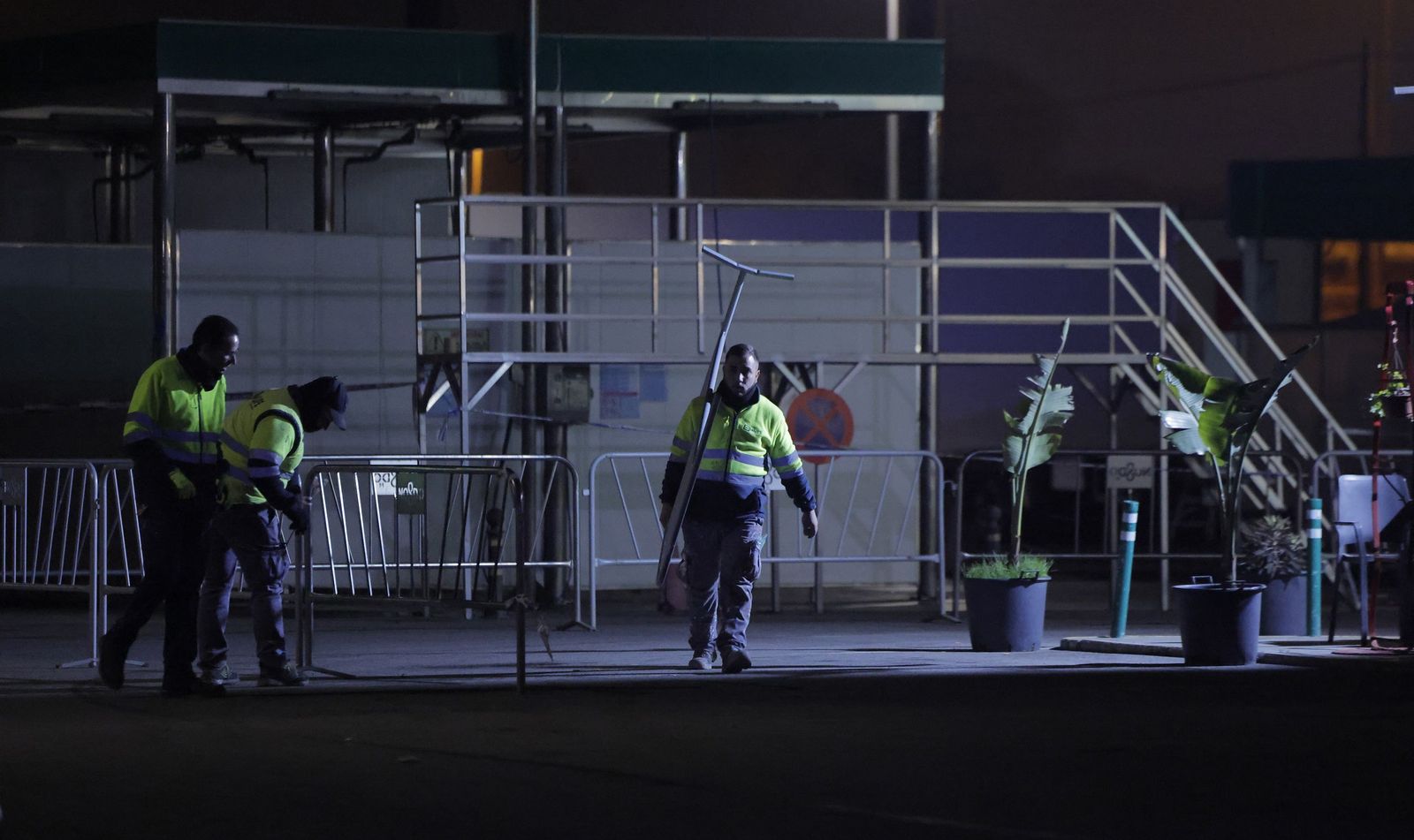 El derribo de la gasolinera de Alcosa, todas las fotos