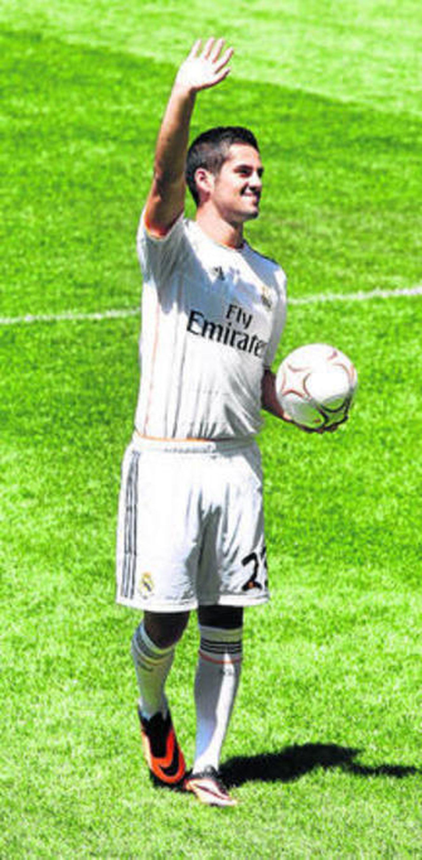 Isco saluda a los aficionados que acudieron a su presentación.