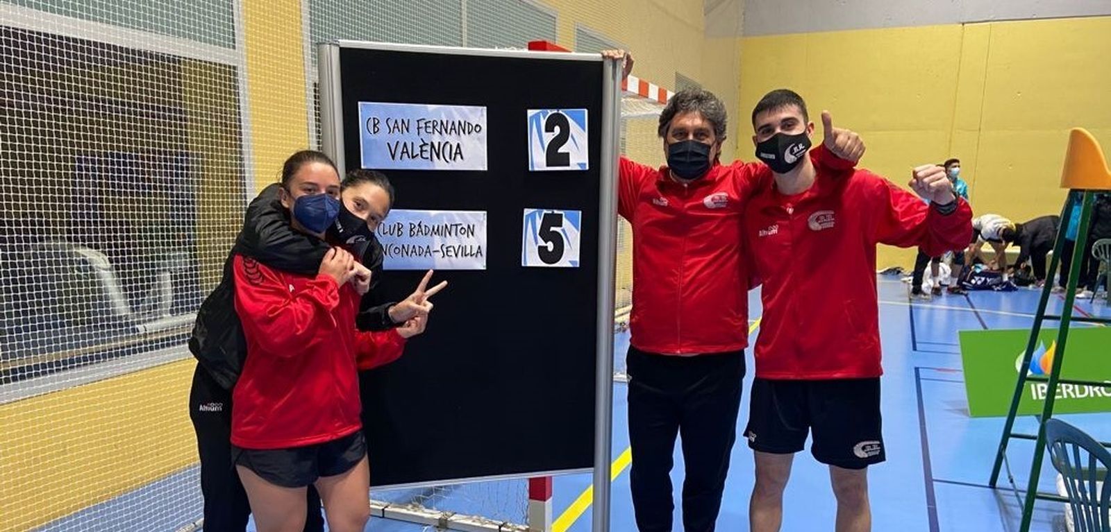 Antonio Molina posa con algunos de sus jugadores ante el marcador final.