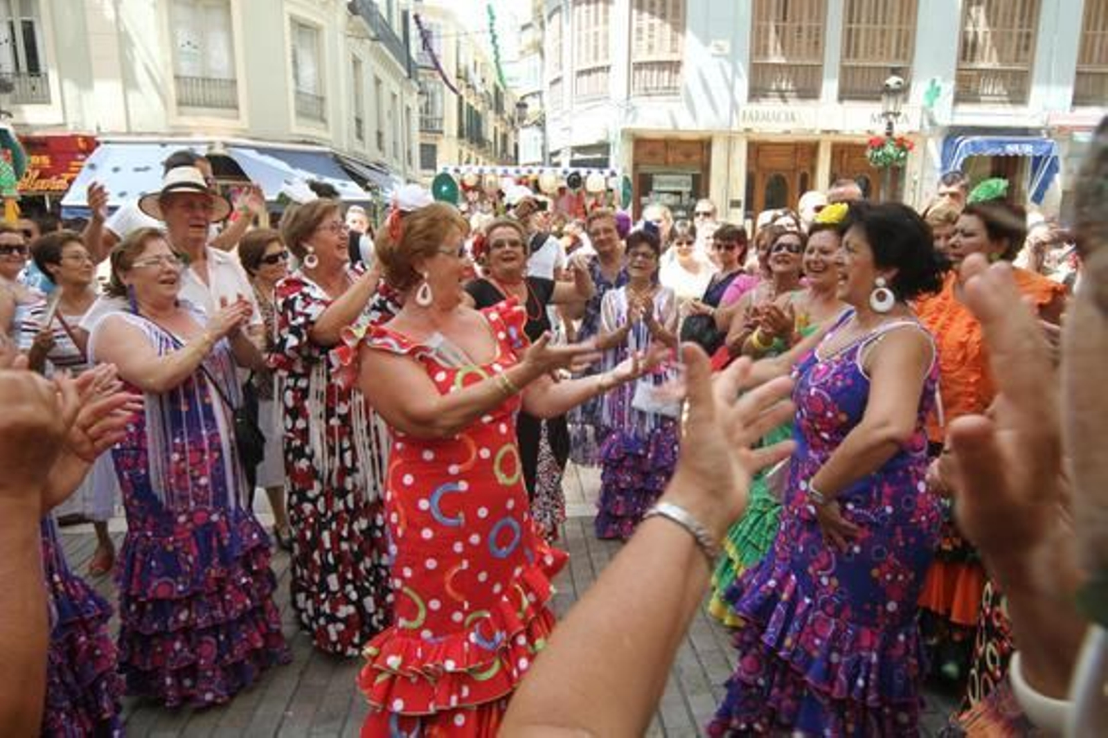 Un grupo baila sevillanas en Calle Larios

Foto: Punto Press