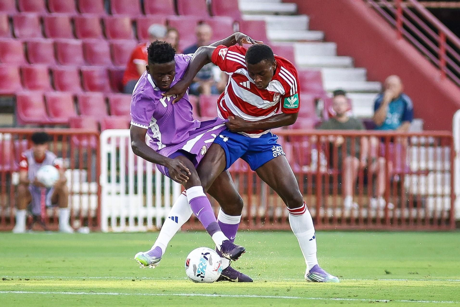 Dominique Moubeke pugna por el balón con un jugador del Al Ain