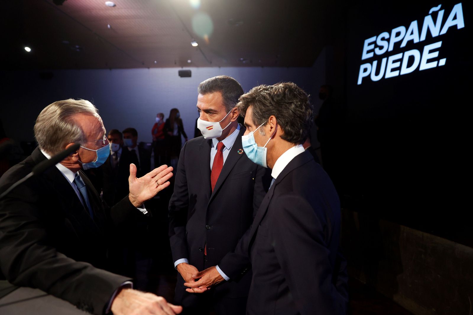 Isidro Fainé y José María Álvarez Pallete, conversan con Pedro Sánchez en 2020.