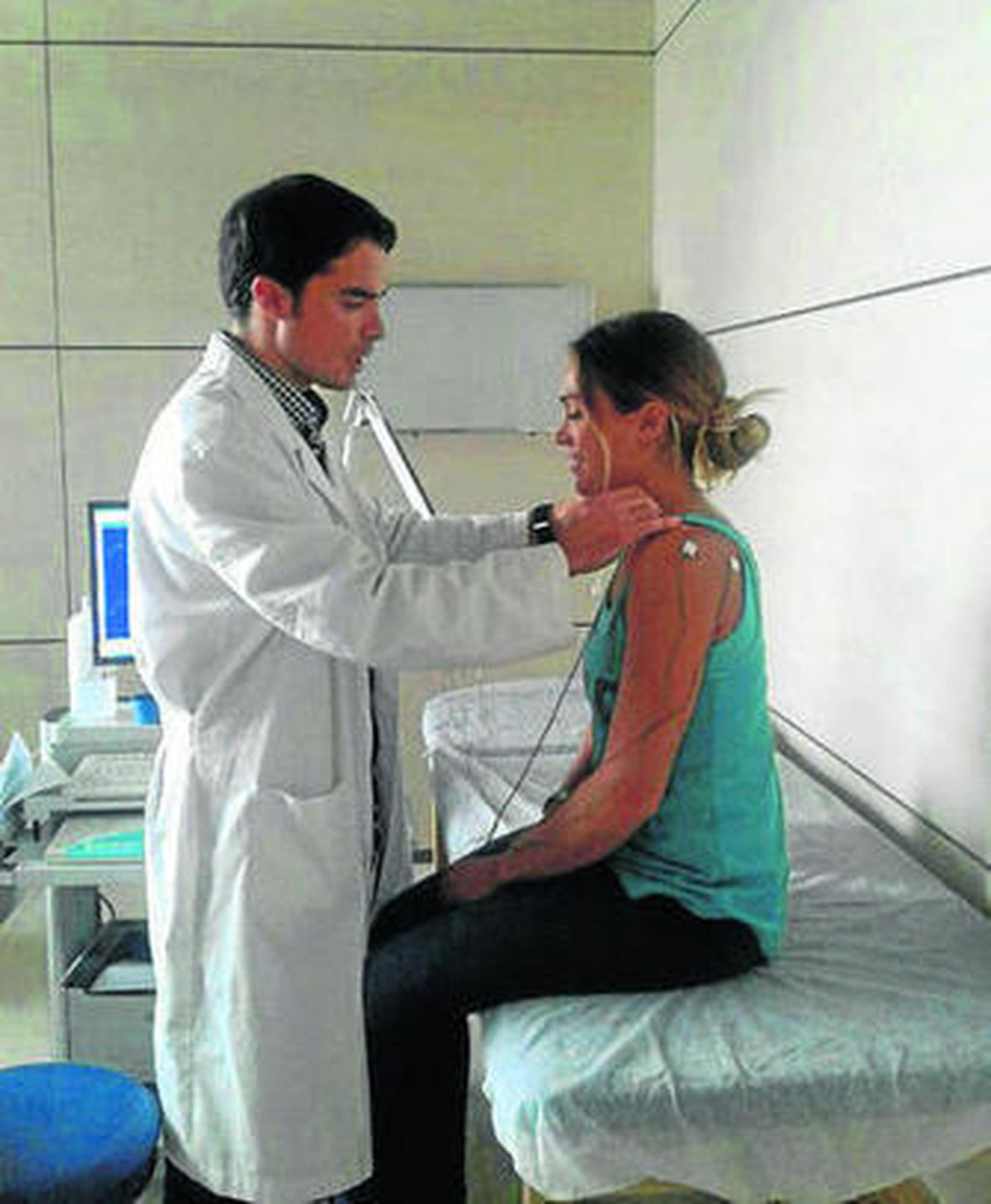 Antonio Maldonado le hace una observación médica a Blanca Manchón, deportista olímpica de windsurf