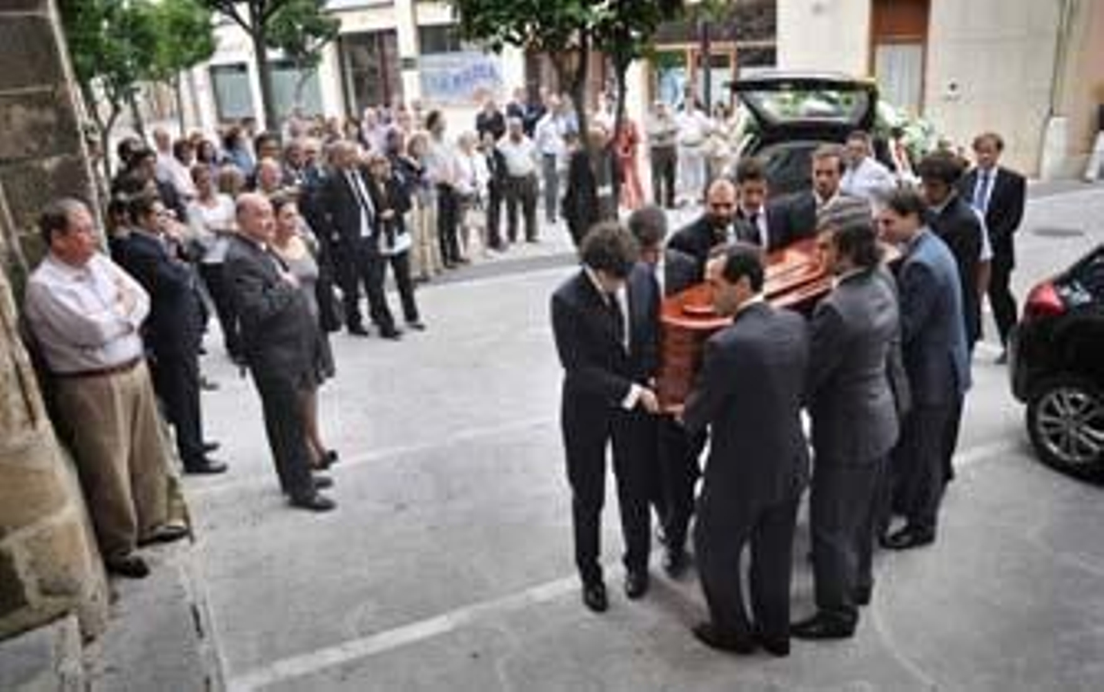 Los nietos de Manuel Cantos trasladan el féretro con sus restos desde el coche fúnebre, a las puertas de San Miguel./Manu García