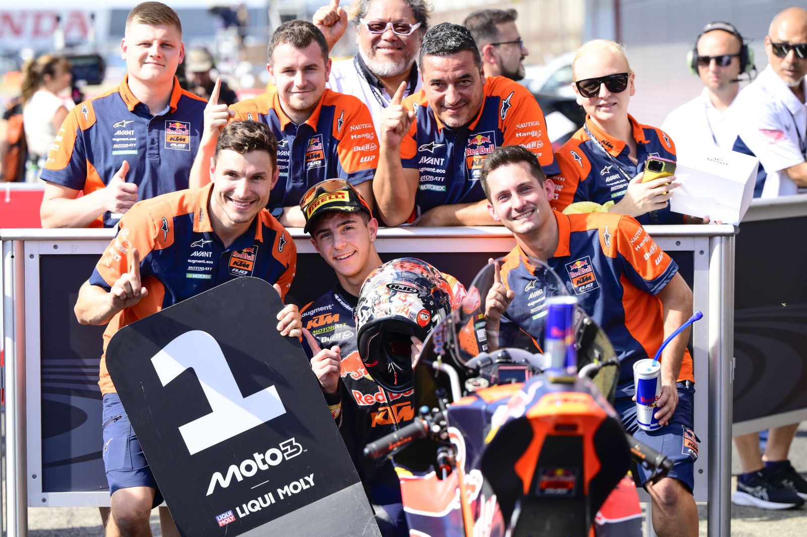 José Antonio Rueda celebra su pole position en Motegi.