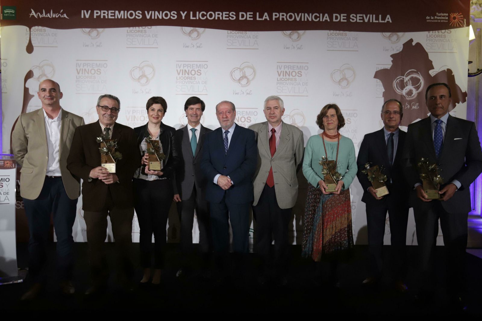 El presidente de la Diputación de Sevilla, en el centro, con los premiados.